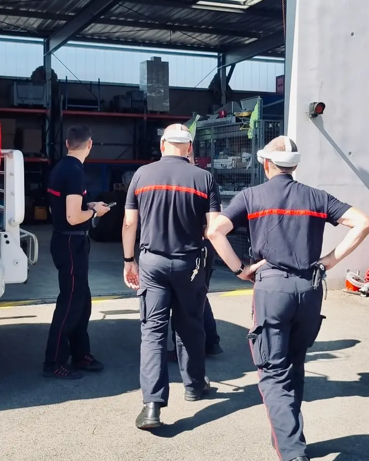 Plusieurs personnes équipées de casques traitent une situation dans leurs locaux