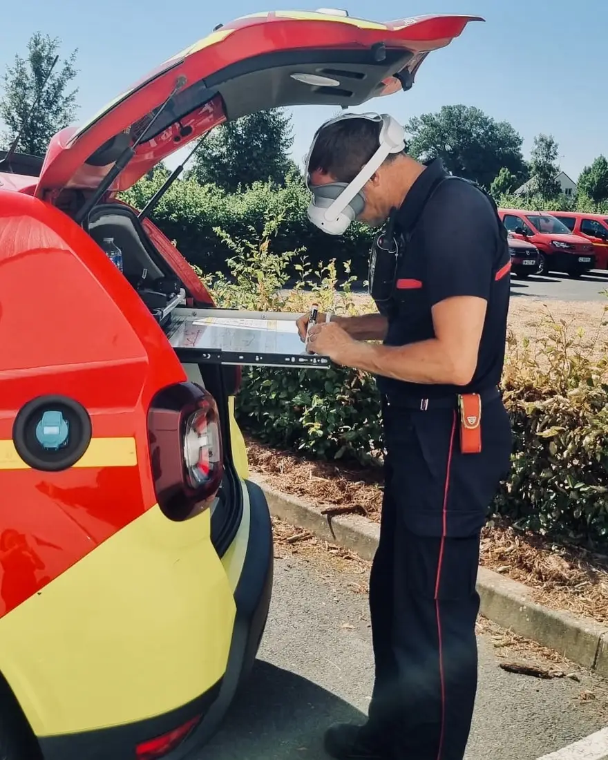 Un nouvel arrivant confronté au poste réel plus tôt, casque sur la tête, accompagné avant d’être seul